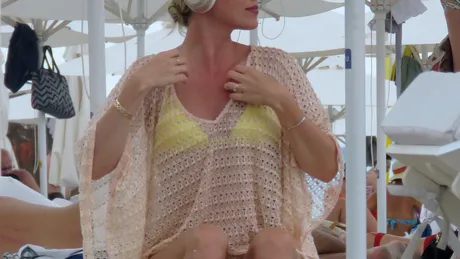 Cristina Rus își ascultă momentele de singurătate la căști