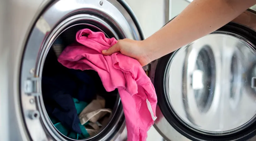 De ce e bine să pui o pungă de plastic în maşina de spălat. Trucul te va scăpa de o mare problemă
