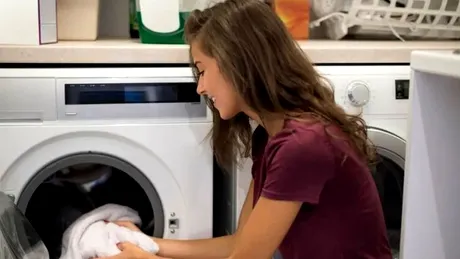 De ce să pui apă de gură în compartimentul pentru detergent al mașinii de spălat. Trucul ideal folosit de toate gospodinele