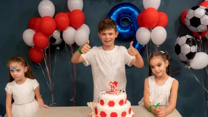 Valentina Pelinel, cu toată familia, l-au sărbătorit pe Milan care a împlinit 9 ani