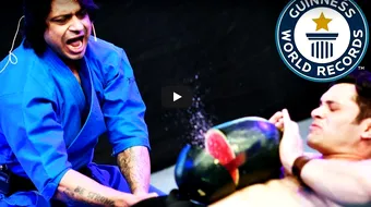 Asta e unul dintre cele mai extreme recorduri mondiale! I-a pus un pepene pe abdomen si a luat o sabie! Ce s-a intamplat dupa e greu de privit! VIDEO