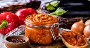 Rețeta corectă de zacuscă. Câtă ceapă se pune de fapt pentru un gust echilibrat și o zacuscă bine legată