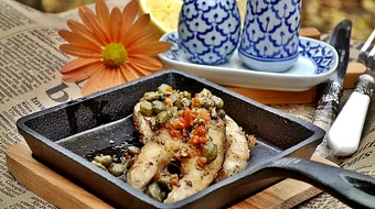 Idei pentru masa de Revelion 2026. Rețeta de șalău file cu sos de capere și lămâie