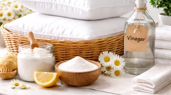 Soluția naturală pentru curățarea pernelor. Metoda simplă care elimină mirosurile și bacteriile