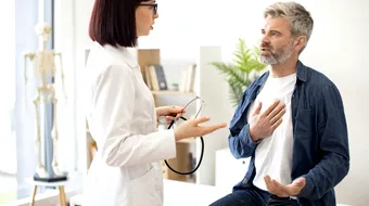 (P) Durere în piept: ce o cauzează și când ar trebui să mergi la medic?