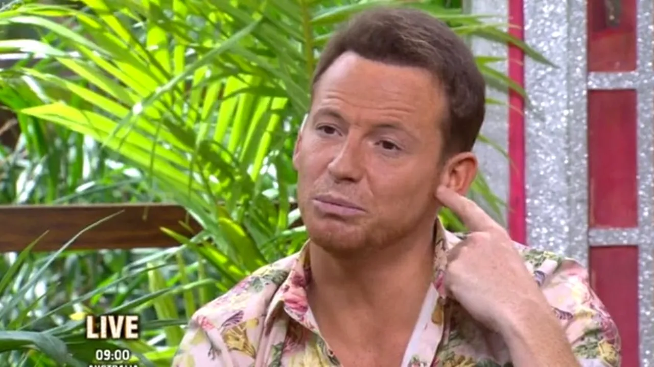 Joe Swash, un cunoscut prezentator TV, a avut un gandac URIAS in ureche (6) 