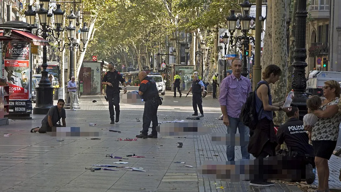 Imaginea care a facut inconjurul internetului: un cuplu de batranei a fost lovit in plin in atentatul de la Barcelona! S-au tinut de mana pana in ultima clipa