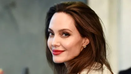 Angelina Jolie, mesaj scris pe piele. Le arată fanilor că urmează schimbări