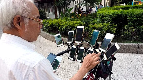 Supertare! De ce are batranul asta 11 telefoane pe bicicleta? Are 70 de ani si nu o sa crezi niciodata ce face cu ele!