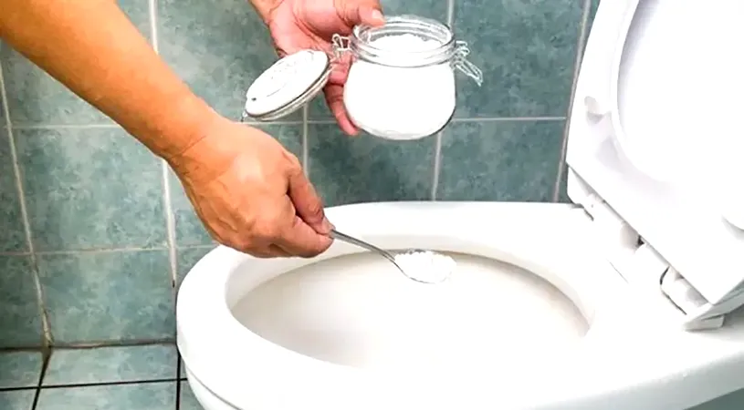 Soluția ieftină care te scapă de depunerile de piatră din toaletă. Ai nevoie de 1 singur ingredient