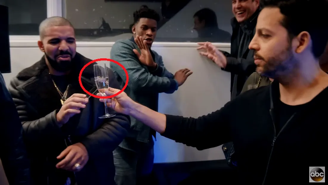 David Blaine l-a scarbit pe Drake cu trucul asta! A scos asta din gura si i-a varsat-o in pahar! VIDEO