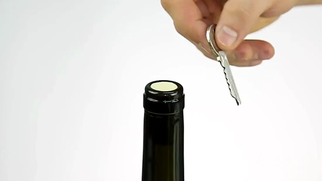 GENIAL! Cum deschizi o sticla de vin cu o simpla cheie! Sigur nu stiai trucul asta VIDEO