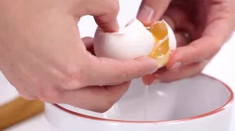 Cum trebuie sa spargi corect un ou ca sa nu ai nicio urma de coaja in omleta. Sigur nu te-ai fi gandit la varianta asta pana acum VIDEO