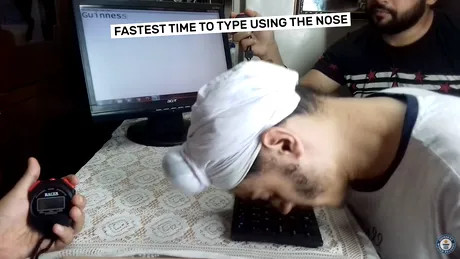 Cel mai ciudat record mondial! Tipul asta tasteaza extrem de rapid cu nasul pe tastatura o intreaga fraza in 40 de secunde! VIDEO