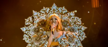 Elena Gheorghe, spectacol incendiar la Sala Palatului! Artista a schimbat 7 ținute, a purtat bijuterii în valoare de 80.000 de euro și accesorii lucrate de unul dintre designerii care au colaborat cu Lady Gaga