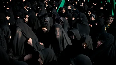 Curaj dus la extrem: opt femei din Iran au fost surprinse la un meci de fotbal, imbracate in haine barbatesti! Ce au patit acestea