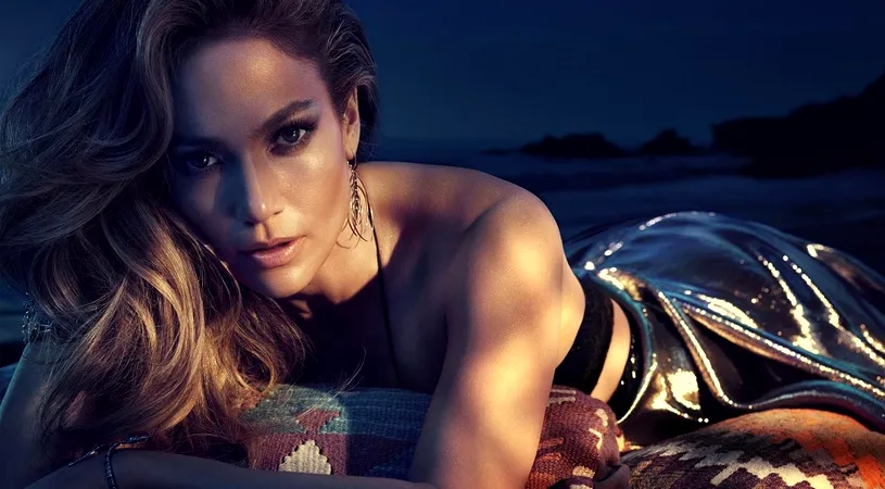 Jennifer Lopez a purtat din nou rochia Versace care a inspirat Google Images în urmă cu două decenii. Momentul a devenit viral