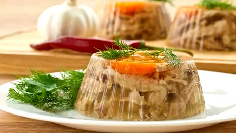 Puține gospodine cunosc acest truc. Momentul exact în care trebuie pus usturoiul ca piftia să iasă perfectă!