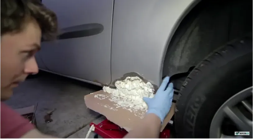 Cum se ascunde rugina la o mașină second hand! Metoda ingenioasă prin care samsarii îi păcălesc pe români să plătească enorm pentru mașini distruse