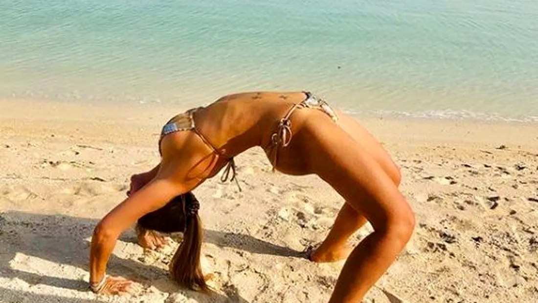 Anamaria Prodan, sexy in costum de baie, la plaja! La 47 de ani, vedeta e superflexibila