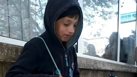 Ti se frange sufletul! La 10 ani indura frigul zi de zi pentru a-si vinde ultimele jucarii. Drama prin care trece baiatul din Mioveni