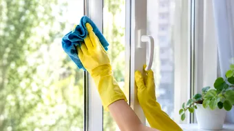 Cum pregătești geamurile termopan pentru sezonul cald. Greșelile pe care mulți le fac înainte de vară