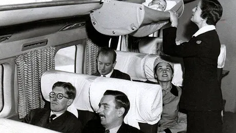 Fotografii vechi din 1950. Cum calatoreau pe vremea aia bebelusii in avion, alaturi de adulti