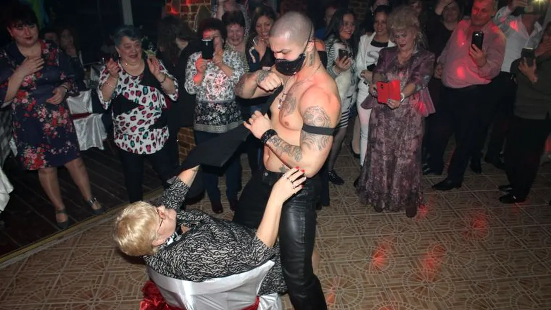 Bunicutele din Brasov s-au distrat cu stripperi de 8 Martie. Imaginile din club sunt PACATOASE rau! FOTO
