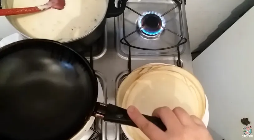 Un cuplu a gasit cea mai usoara metoda de facut clatite! Nu-ti trebuie tigaie speciala si nici nu trebuie sa le intorci! VIDEO