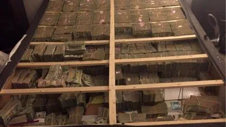 Impresionant! Cum arata 20 de milioane de dolari furati si ascunsi sub salteaua patului intr-un apartament banal!