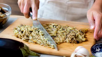 Cum se toacă corect vinetele coapte. Trucul simplu pentru o salată de vinete fină și fără gust amar