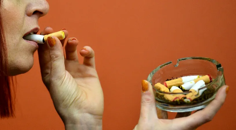 Femeia mananca mucuri de tigara cat sta la televizor, in fiecare seara! Motivul din spatele gesturilor e unul socant si trist :(