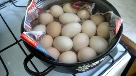 Cum să fierbi ouăle de Paște fără să le spargi. Metoda simplă în 7 pași