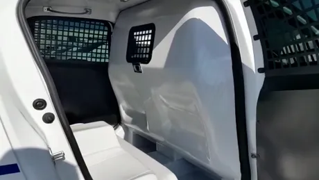 Politia si-a tunat Loganurile si le-a facut identice cu masinile de politie din SUA in interior! Cat costa o astfel de masina de politie! VIDEO