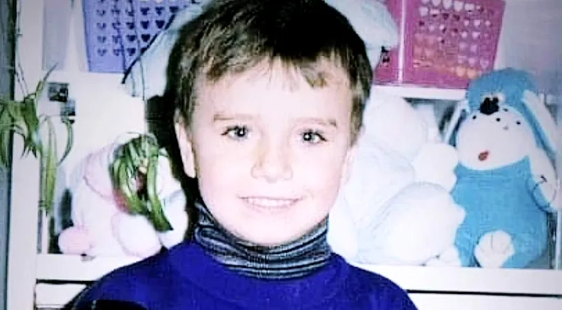 Recunoști băiețelul din fotografie? Este un artist cunoscut din România