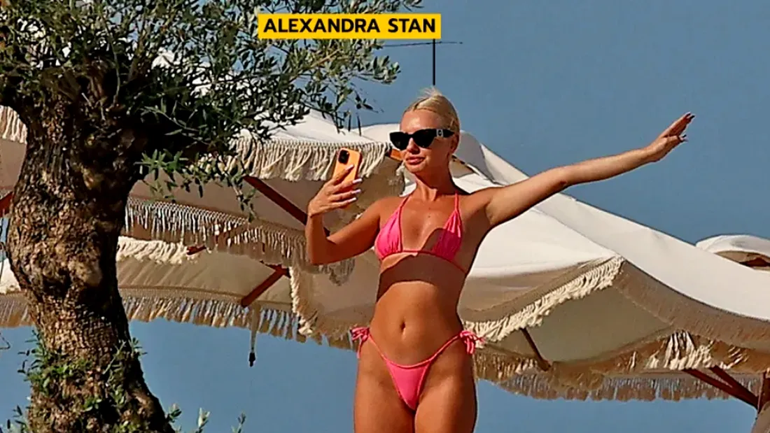 Alexandra Stan a încins plaja din Mamaia cu cel mai decupat costum de baie