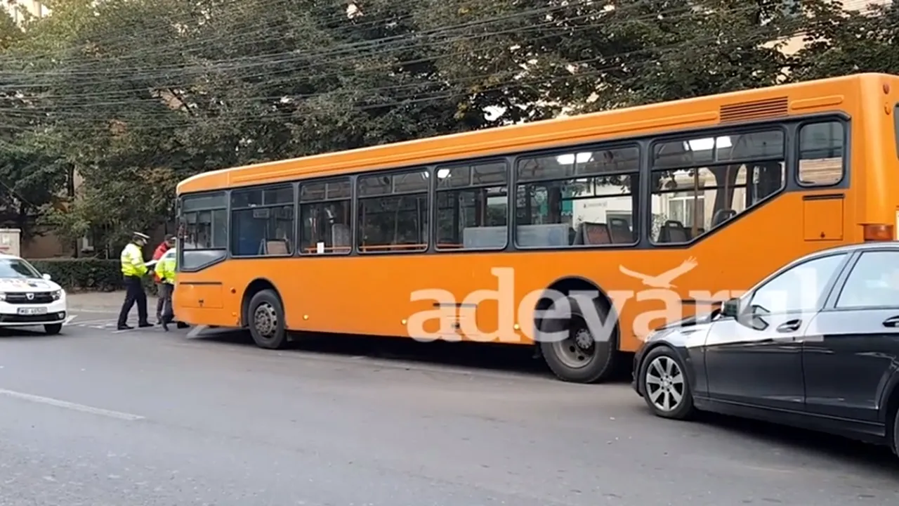 VIDEO Accident grav in Buzau! Un autoturism a lovit puternic un autobuz (3) 