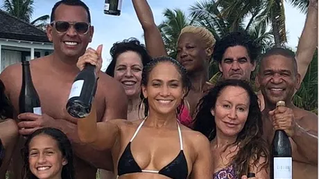 Jennifer Lopez, petrecere monstru de ziua ei! S-a distrat in costum de baie pe plaja cu o sticla de sampanie in mana! Cum arata la 49 de ani este ireal!