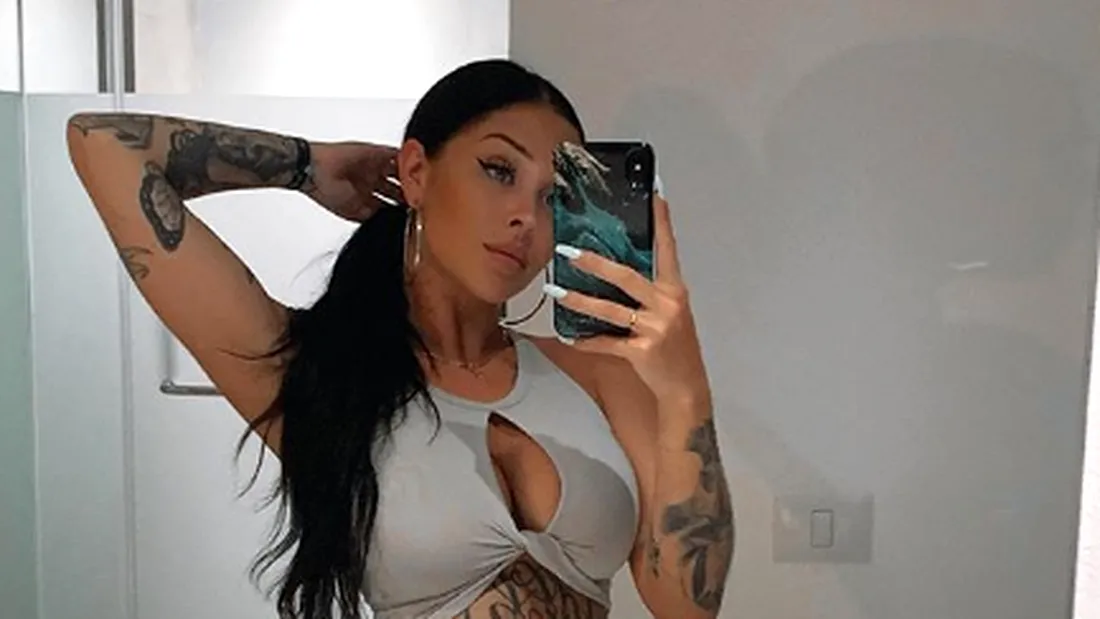 Poze incediare cu cel mai tatuat model de pe Instagram! Valerie arată senzațional în costum de baie