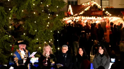 Primarul musulman al Londrei, moment comic la cântat colinde de Crăciun. A „cedat” când a văzut versurile - Video