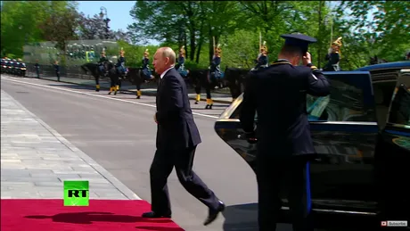 Vladimir Putin tocmai si-a luat o noua limuzina. E un TANC! De ce a renuntat la Mercedesul blindat?