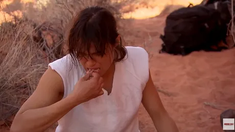 Total scarbos! Bear Grylls a facut-o pe actrita Michelle Rodriguez sa manance un sobolan fiert in propria urina