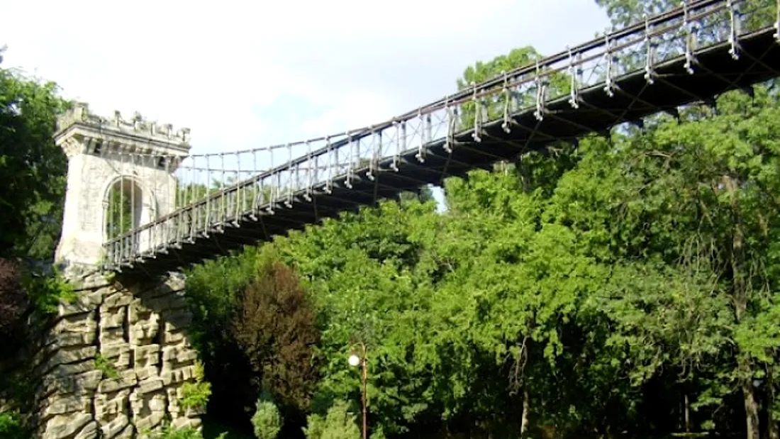 Podul suspendat din Parcul Romanescu, Craiova, va fi restaurat. Cand vor incepe lucrarile