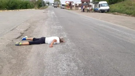 O femeie s-a aruncat pe un drum national din Romania! Este incredibil ce a urmat