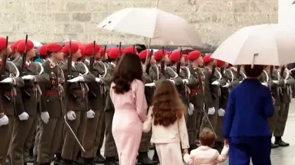 Copiii președintelui Nicușor Dan, în vizita oficială din Austria. Imagini de neuitat de la ceremonia de primire