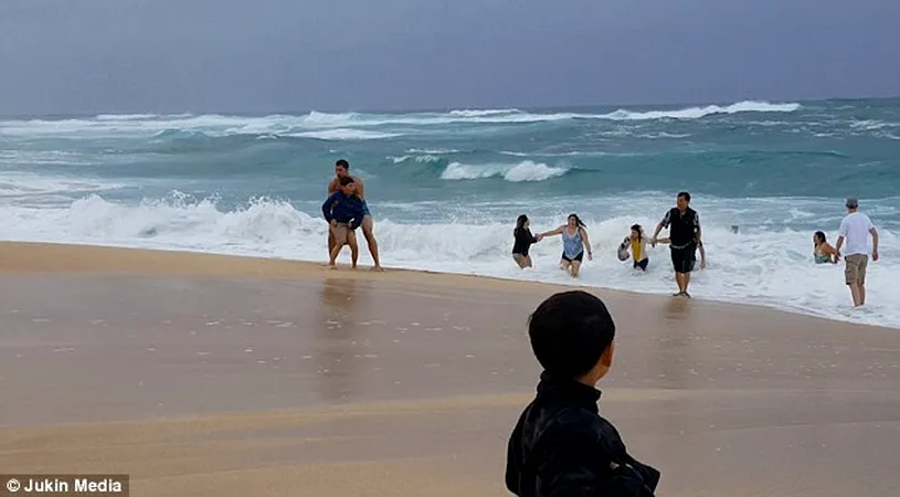 Momentul dramatic in care un barbat salveaza de la inec un baietel. Micutul a fost tras de valuri in larg si mama lui urla in disperare. VIDEO socant