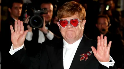 Elton John s-a apucat de curățenia de Crăciun. Echipat corespunzător, are și un mesaj pentru hateri - Video