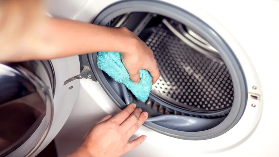 Curăță mașina de spălat cu două ingrediente banale! Scapă rapid de mirosurile neplăcute din tambur