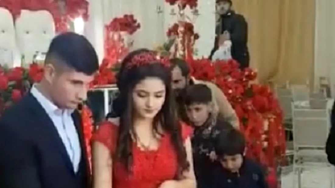 Doi miri au vrut să taie tortul de nuntă, dar ce s-a întâmplat i-a marcat pe viață! Momentul a fost filmat