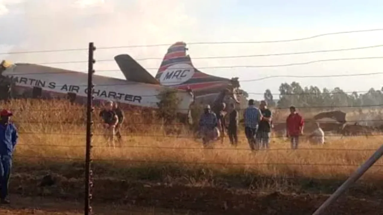 Teroarea pasagerilor a fost de neimaginat. Avionul in care acestia se aflau a luat fosc si s-a prabusit. Imaginile au fost facute de un pasager care statea aproape de aripa stanga a avionului.  Accidentul a produs victime colaterale! Doi pasageri au murit, iar alti 20 au fost raniti.  "Este din ce in ce mai rau, asta este foarte, foarte rau", a spus un pasager, poltrivit news.com.au  Acesta, si inca o femeie care se afla in avion, a inceput sa le vorbeasca in africana. Femeia, foarte pozitiva, a incercat sa-i calmeze pee toti spunandu-le ca vor taia motorul si ca va fi totul bine.  "Luati-va de maini. Va trebui sa ne miscam, ca sa putem aduce ajutoare. Asa le-am spus", a declarat barbatul  Trei muncitori, care lucrau in acea zi pe campul unde a cazut avionul, au fost raniti. Un fermier tanar a declarat ca si-a pierdut ambele picioare din cauza impactului.   " Ne pare rau sa azuzim ca in accidentul aviatic au fost implicati si cei doi piloti, unul curent, iar celalalt retras recent. In prezent sunt in spital, si sunt tratati exemplar. Oferim spirjinul oricarei familii implicate in accident", a spus agentia de aviatie Qantas 